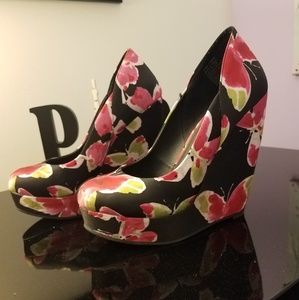Elle shoes black with pink/green butterflies